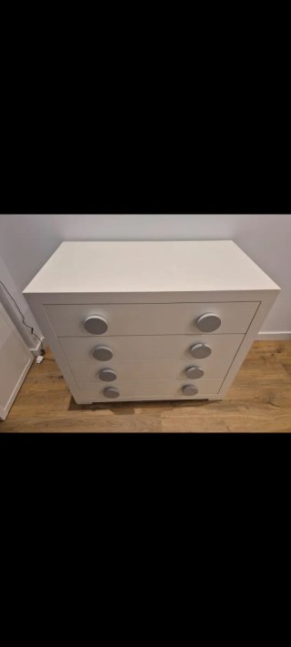 Cómoda de madera lacada blanca y gris