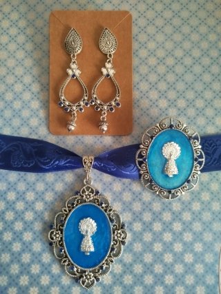 Conjunto Baturra: Pendientes , Colgante y broche.