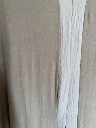 Vestido largo beige con detalles en crema