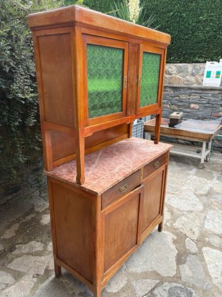 Alacena antigua de madera con puertas de cristal