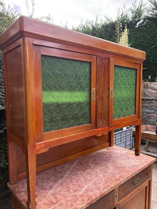 Alacena antigua de madera con puertas de cristal