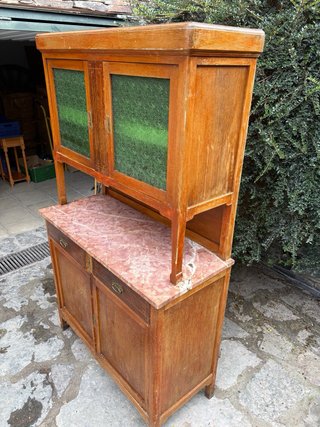Alacena antigua de madera con puertas de cristal