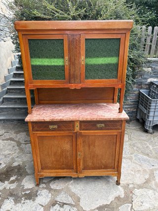 Alacena antigua de madera con puertas de cristal