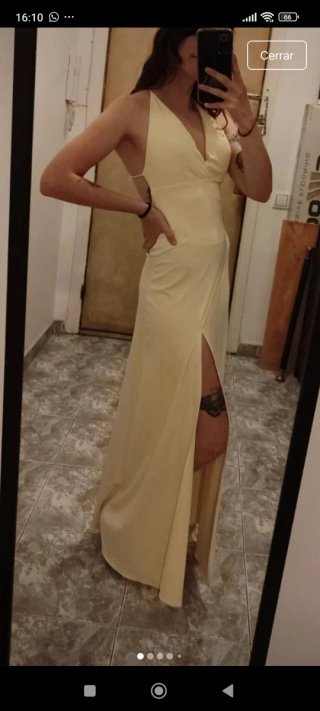 Vestido largo de fiesta de color amarillo pálido