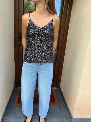 Blusa de lentejuelas negra y plateada