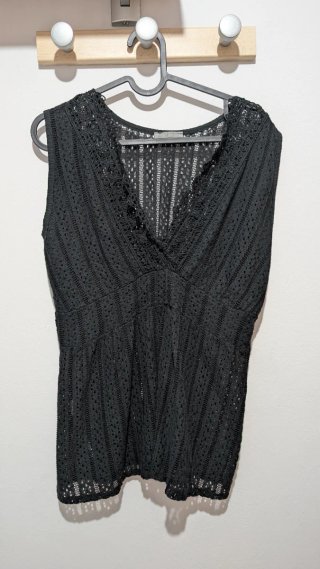 Blusa negra de encaje sin mangas