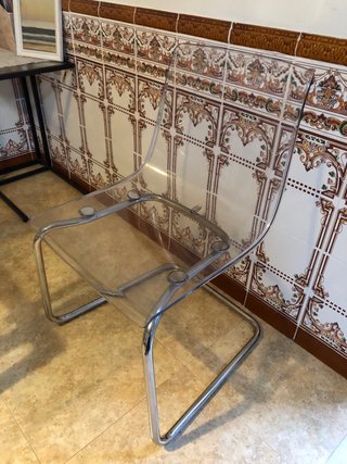 Conjunto de Mesa y 4 Sillas de Diseño