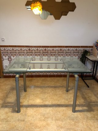 Conjunto de Mesa y 4 Sillas de Diseño