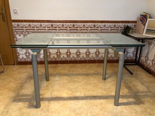 Conjunto de Mesa y 4 Sillas de Diseño