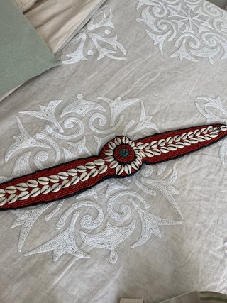 Cinturón tribal conchas y abalorios