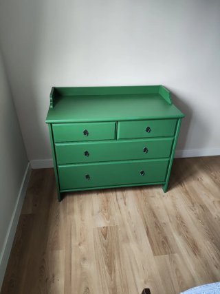 Cómoda Ikea verde recién pintada