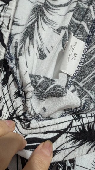 Pantalón estampado hojas blanco y negro