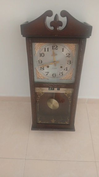 Reloj de pared tipo cuco antiguo