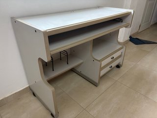 Scrivania con ruote, cassetti e vassoio per tastiera