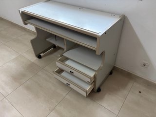 Scrivania con ruote, cassetti e vassoio per tastiera