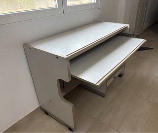 Scrivania con ruote, cassetti e vassoio per tastiera