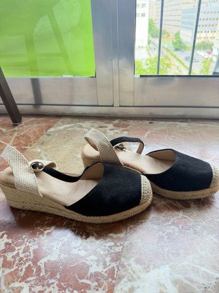Alpargatas cuña negras y beige