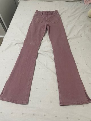 Pantalón vaquero rosa acampanado
