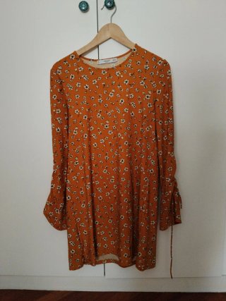 Vestido Mango floral mostaza