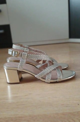 Sandalias de tacón doradas