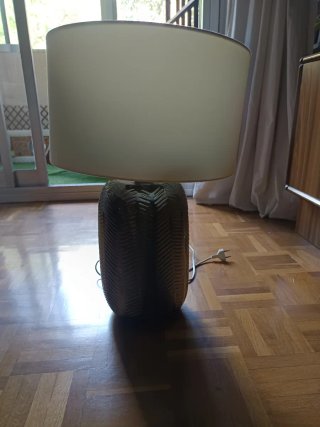 Lámpara de mesa con base de cerámica