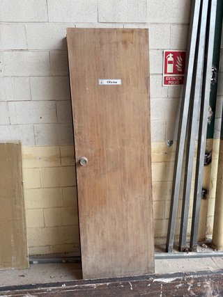 Puertas de madera con manilla dorada