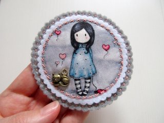 Spilla bambina Gorjuss fatta a mano