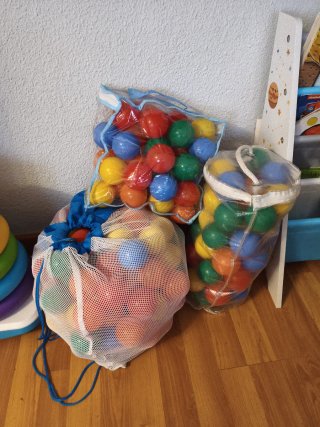 Parque Infantil con Pelotas y Puzzle de Suelo