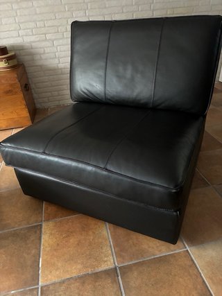 Butaca y  Reposapiés de Cuero Negro