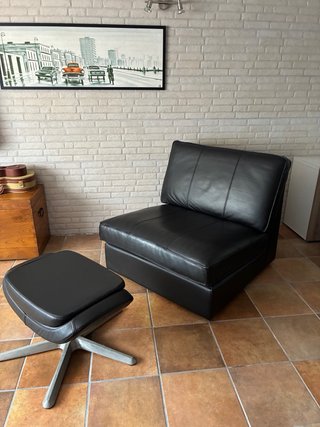 Butaca y  Reposapiés de Cuero Negro