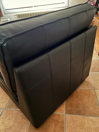 Butaca y  Reposapiés de Cuero Negro