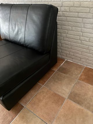 Butaca y  Reposapiés de Cuero Negro