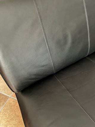 Butaca y  Reposapiés de Cuero Negro