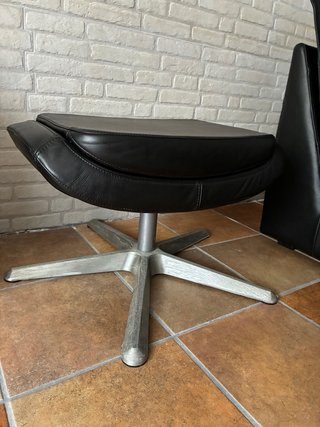 Butaca y  Reposapiés de Cuero Negro