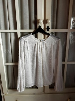 Blusa Blanca con Detalles Brillantes