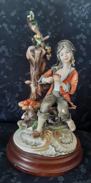 Statuetta Capodimonte Bambina con Mele