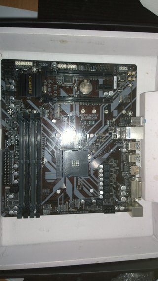 Placa Base Gigabyte AM4 (Para piezas)