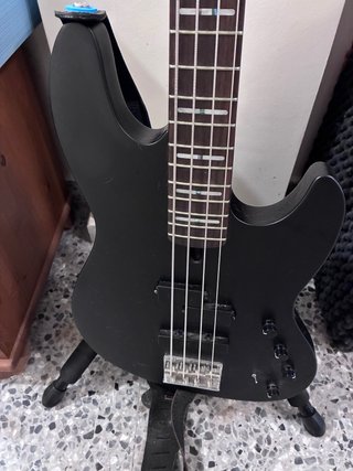 Bajo Eléctrico Marcus Miller U7 Negro y correa