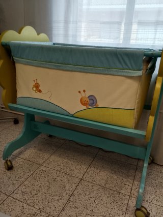 Cuna de bebé con ruedas