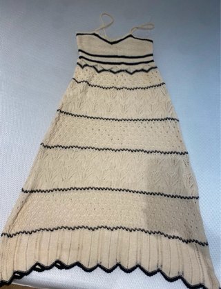 Vestido midi de crochet con tirantes