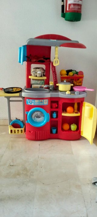 Cocinita de juguete con accesorios