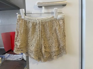 Shorts de encaje beige
