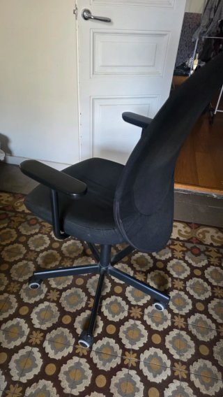 Silla de oficina ergonómica negra