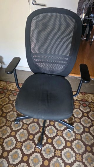 Silla de oficina ergonómica negra