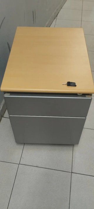 Cajonera de metal gris y madera con ruedas