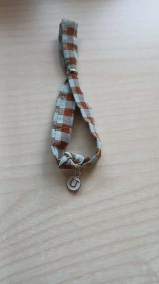 Pulsera de tela artesana con inicial