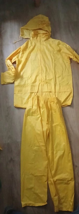 Conjunto impermeable amarillo