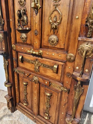 Puerta de Madera Tallada con Detalles en Bronce