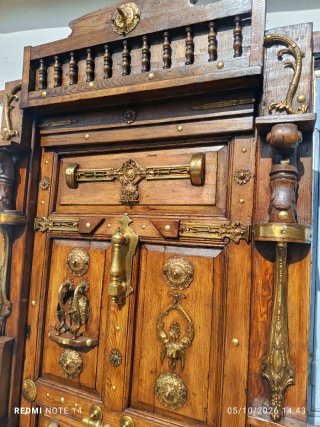 Puerta de Madera Tallada con Detalles en Bronce