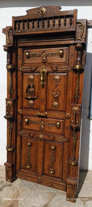 Puerta de Madera Tallada con Detalles en Bronce